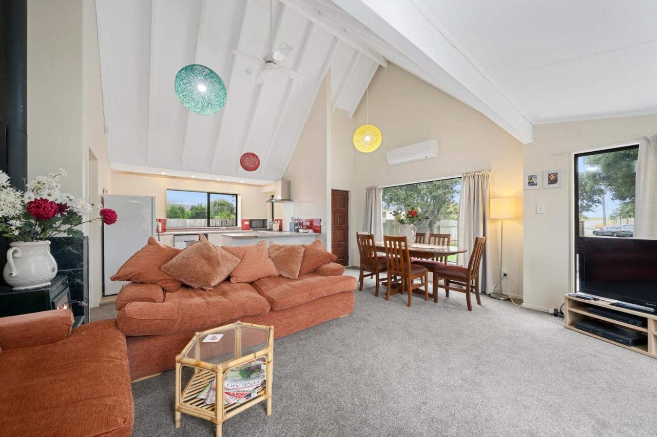 Wharerata - Otaki Beach Holiday Home Exteriör bild